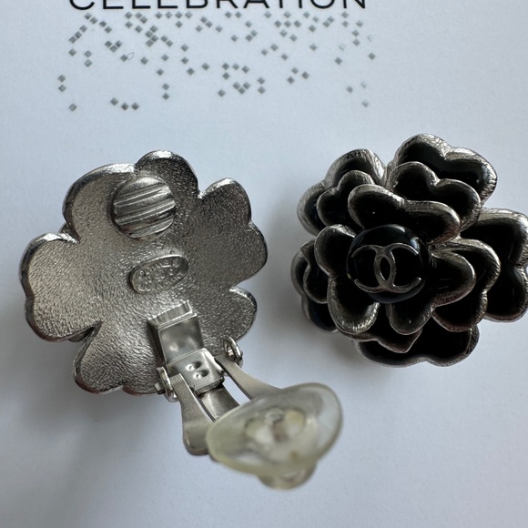 Vintage black Camelia Chanel earrings - Picture 2 of 4